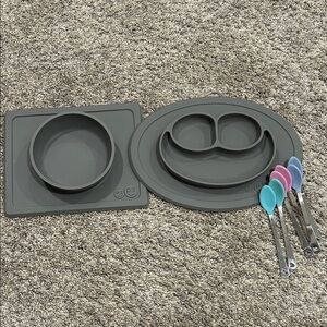 EZPZ Gray Silicone Dining Set with 2 Sets of Munchkin White Hot Safety Spoons